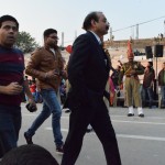 Tāda ir indiešu attieksme pret skaistāko ceremoniju visā valstī - mēs te vienkārši pastaigāsim labi? Kamēr mūsu zaldāti liek galvas uz ežiņas, mēs vienkārši aizskriesimies pēc dzērieniem, ja? Haha, labi, labi, es zinu, ka pagaidām piesienos visam, kam vien var piesieties, bišķiņ jau laikam šauju pār strīpu. Turpmāk centīšos skatīties uz lietām objektīvāk. Turklāt, atzīsti, es taču nupat izteicu komplimentu par augstajām kājām, vai ne?