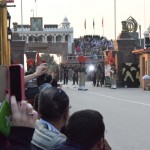 Paskaties, cik viņam spīdīgs zobens! Indiešiem ne uz pusi tik ļoti nespīd zobeni, haha!