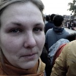 Mans mazais nabaga Karinčiks nekādi nevar beigt raudāt. Man nācās pat bildei bišķiņ noņemt krāsu piesātinājumu, lai nerādās noraudātais sarkanais ģīmis. Ai, ai, žēl, žēl! Bet, ja jūs esat lasījuši Ilonas Balodes grāmatu "Rīga - Pekina", zināsiet, ka viņai gadījās tieši tāpat - braucot no Pakistānas uz Indiju, pie šī paša robežpunkta bija noraudājusies kā velns!