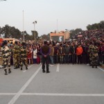 Laiks pamest teritoriju. Šeit gan paliek bišķiņ bailīgi, itin nemaz neizskatās, ka kāds gribētu ar mums bildēties, drīzāk nomīdīt līdz ar zemi, tikai lai paši tiktu ātrāk prom. Par laimi, indiešu armijnieki ir gana prātīgi, lai mīkstčaulīgos ārzemniekus palaistu prom pirmos, un tikai tad laistu milzu vietējo ļaužu baru.