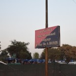 Tādi paziņojumi mūs sagaida uz pirmajām ceļa zīmēm, ko redzam Indijā. Angļu valodas nezinātājiem iztulkošu: "Neņem nevienu svešu somu, jo tajā visticamāk ir spridzeklis!"