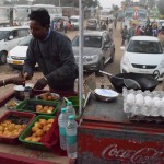 Pirmais ēdiens, ko ieraugu Indijā, gan ir iespaidīgs! Tādu es noteikti gribēšu - fritētas vārītas olas! Jā, esmu liels olu cienītājs! Tomēr es jau uzreiz varu pateikt priekšā, ka turpmāk nekur vairs tādas neredzēšu un nekad nedabūšu nogaršot, ehh. Šeit, pavisam netālu no robežas, mūs neatkarīgi viens no otra uzrunāja vairāki "taksisti", "gidi" un vēl visādi ķēmi, kas ļoti laipni un draudzīgi paskaidroja, ka nu jau ir par vēlu mērķēt uz autobusu, tie jau visi sen kā gabalā, lai nokļūtu uz divdesmit kilometrus attālo Amritsaru, labāk, lai ejam ar viņiem, viņi mūs pa lēto (par apmēram 7 eiro) aizvedīšot ar visām somām un visu, visu. Mēs, jau sagatavojušies tam, ka visi gribēs mūs apkrāpt, protams, atteicāmies, un iekāpām apmēram 100 metrus nostāk esošajā autobusā un nonācām tur, kur jānonāk, par apmēram piecdesmit centiem no katra. Re, tā ir jau pirmā lieta, kas man nepatīk Indijā - nemitīgā melošana. Man nav nekas pretī, ja tirgotāji/pakalpojumu sniedzēji bālģīmjiem nosauc augstākas cenas, nekā vietējiem, nu, tirgus ekonomika tomēr, ja gribi pakalpojumu - pērc, ja negribi - nepērc. Bet cilvēki, kas melo (kā šajā gadījumā par autobusa neesamību, lai gan patiesībā viņi ļoti labi zina, ka autobuss ir, un pēc šī būs vēl un vēl), tikai lai ievilinātu savā pārcenotajā biznesā, tie cilvēki galīgi nav ok. Bet ar šo problēmu saskarsimies vēl daudzkārt, tāpēc atstāsim visu negatīvo uz vēlāku laiku, haha.