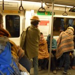 Metro vagonā bez mums brauca vēl kungi ar ārkārtīgi dīvainām ķiverēm. No kā tādas pasargā? Varbūt tās absorbē tiešus, bet vājus triecienus virzienā tieši no augšas, bet tas arī viss. Vēl bez dīvainām ķiverēm šiem kungiem bija arī dīvaina uzvedība - tā kā pārsvarā visas sēdvietas aizņemtas, kungi sēdēja viens otram klēpī. Cik nogurušam jābūt, lai tās dažas pieturas nevarētu pastāvēt kājās? Mēs pēc īsmiega nakts autobusā ar visām savām smagajām somām mierīgi varam pastāvēt! Kāpēc viņi ne? Hm.