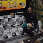 Būdami ārkārtīgi prātīgi, pašu lētāko iespējamo istabiņu Deli norezervējām jau pirms tam. Kopā par naktsmieru (arī rītamieru, jo, pirms doties dzīvē, izgulējām vēl tās dažas trūkstošās miega stundas) samaksājām tikai 400 rūpijas! Istabiņa gan bija maza, netīra un ar šausmīgu (tiešām!) vannas istabu, bet tīri miega stundu atgūšanai - der ļoti labi. Attēlā redzams viesnīcas vestibils un tur strādājošais kungs, kurš pirmajā mirklī izlikās gandrīz vai tīri jauks. Ar mīļu sunīti un tā.