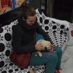 Ātri vien Karīna tika pie sunīša apmīļošanas, sunītis tiešām mīļš un draudzīgs, bet viņa saimnieks (iepriekšējās bildes galvenais varonis), izrādās, itin nemaz! Pēc vairāku bilžu uztaisīšanas, šis saka, ka par to esot jāmaksā. Par viņa suņa bildēšanu jāmaksā! Protams, pēc kārtīgas nokaunināšanas viņš rimās, un neko viņam nesamaksājām (piedāvāju arī variantu bildes izdzēst, ja jau viņam tas tik ļoti svarīgi), bet pati ideja un nekaunība ir vienkārši briesmīga. Varbūt kādam liksies, ka es pārspīlēju un piesienos sīkumiem, bet, nu, pat tik rāmam kungam kā man, NEMITĪGIE naudas izspiešanas mēģinājumi neliekas pieņemams. Un, jā, turpināšu par tiem runāt vēl un vēl, hehe. Ja nu kādam ir kas iebilstams, būšu pat vairāk nekā priecīgs padiskutēt un savu viedokli par visu šo lietu iztirzāt šeit pat apakšā komentāros.