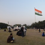 Attēlā redzams Connaught (baidos izrunu rakstīt latviski) laukums - milzu apaļš skvērs, kuram visapkārt izkārtojušies ar birojiem pildīti debesskrāpji, bet pašā viducī plīvo lielākais Indijas trikolors pasaulē (patiesībā otrs lielākais, bet tas neizklausās tik labi)! Britu laikā šeit bija izkārtojušās visas svarīgākās koloniālisma režīma ēkas, vietējā valdība, visādi ministri un kas tik vēl ne, tagad tajās pašās ēkās savus birojus iekārtojuši glaunākie Indijas uzņēmumi - dažādos aprēķinos parādās, ka šī vieta pēc biroju īres cenām ir 4-5 dārgākā pasaulē! Un tas viss vietā, kur pirms britu apbūves nebija nekā, izņemot šakāļus un mežacūkas. Jā, agrāk pa Deli skraidīja šakāļi. Ā, un vēl par karogu - pat pirms neatkarības atgūšanas kāds vīriņš vārdā Padma katru gadu 26. janvārī (Republikas diena) šeit pacēlis Indijas karogu.