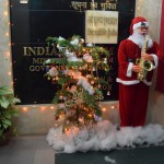 Tālāk ejam uz Deli oficiālo tūrisma informācijas centru. Kad lasīju LP ceļvedī, ka tieši šis un neviens cits ir vienīgais un īstais informācijas centrs, nesapratu, kāpēc viņi to "īstumu" tik ļoti uzsver. Ātri vien sapratu. Tātad, šis īstais, oficiālais, Incredible India (par saukli vēl citreiz parunāsim vairāk) centrs, izrādījās slēgts, jo ziemassvētki (jā, šodien ir ziemassvētki). Nu nekas, nāksim vēlreiz rīt. Bet nepaspējām vēl apgriezties otrādi, lai dotos prom, kad uzrodas izpalīdzīgs vīriņš, sak', tepat blakus ir vēl viens informācijas centrs. Jā, jā, esot oficiālais, īstais, bet tāpēc, ka ziemassvētki, galvenās durvis ir ciet, vienkārši jāieiet pa citām durvīm. Būdami pirmo dienu Deli un vēl neiemācījušies Indiju, noticējām un gājām vīriņam līdzi. Jā, tiešām kādus 100 metrus nostāk ir vēl vienas durvis, tāpat virsū rakstīts Incredible India, viss kārtībā. Parunājām ar Informācijas centra vīriņu, paprasījām informāciju par vilcieniem, jā, viņš varot palīdzēt, bet, izskatās, ka uz mūsu izvēlēto maršrutu un laiku visas biļetes izpārdotas. Mums labāk pirkt autobusu. Labi, vairāk sarunās neiesaistāmies, iesim svinēt ziemassvētkus, rīt visu izdomāsim un atnāksim atpakaļ.