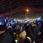 Tā, svinēsim ziemassvētkus. Tā kā Deli vispār nav ne miņas no ziemassvētku sajūtas, izdomājām, ka iesim līdz kristiešu baznīcai, gan jau tie kaut ko būs izdomājuši. Bet mēs taču visi zinām, ka īstā ziemassvētku sajūta ir "ziemassvētku tirdziņos", kur daudz visādas gaismiņas un var nopirkt preces par uz svētku sezonu paaugstinātām cenām. Tieši tāds tirdziņš mums pa ceļam gadījās! Tas gan nav ziemassvētku, tas ir parastais Janpath tirgus, pieņemu, ka arī gaismiņas karājas visu laiku nevis piekabinātas speciāli ziemassvētkiem, bet mums der. Starp citu, vēlāk ceļvedī uzzināju, ka šī arī ir viena no Deli apskatīšanas vērtajām lietām. Citiem potenciālajiem apmeklētājiem varu pateikt priekšā - nekā prātīga tur nav. Pārsvarā vai nu suvenīri, vai lētas Ķīnā ražotas preces.