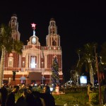 Pati baznīca, tāpat kā tai blakus augošās ziemassvētku palmas, protams, arī uz svētkiem izrotātas. Virs Jēzus statujas un galvenā krusta uzlikta arī sarkana zvaigzne, viss kā klusajos svētkos pienākas.