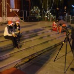 Jaunās ziņu reportieres ietērpušās ziemassvētku Jēzus cepurītēs, ziņo par jaunumiem no lielās baznīcas. Starp citu, arī mums pienācās intervija. Vienīgais jautājums intervijā bija, vai varam abi reizē pateikt "Merry Christmas". Atbilde ir "Varam".