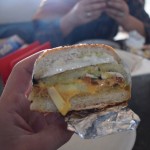 Jau paspējuši nogurt, pusceļā apstājamies uz nu jau kārtējo kartupeļu burgeri, šoreiz iekšā arī panīra (indiešu svaigais siers (vēsture ir sarežģīta, tikpat labi tas varētu būt persiešu vai afgāņu siers, bet, tā kā esam Indijā, paliksim pie indiešu siera, ja?)) šķēli. Jā, pagaidām ar ēdieniem pārāk neeksperimentējam, ņemam to, ko jau pazīstam, bet Indijā būsim vēl gandrīz mēnesi, visu vēl paspēsim! Turklāt šie burgeri ir ļoti lēti, diezgan barojoši un reizē arī ļoti garšīgi.