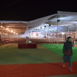 Baznīcas pagalmā ir milzu ziemassvētku svinēšanas zāle. Šeit vienpadsmitos vakarā paredzēts kaut kāds īpašais ziemassvētku dievkalpojums, bet tā kā līdz tam vēl četras stundas, noteikti negaidīsim. Tā vietā izdomājām sameklēt krievu restorānu un nosvinēt ziemassvētku pēc visām latviešu tradīcijām - drausmīgi pierīties ar kotletēm, pildītām olām un līdzīgiem slāvu izcelsmes svētku ēdieniem. Sagūglējām, ka Deli ir ne tikai viens, bet pat veseli divi krievu restorāni!