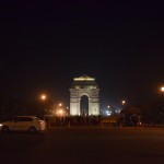 Visi krievu restorāni izrādījās slēgti, bankrotējuši vai kā citādi neeksistējoši, tāpēc pēc apmēram trīs stundām, ko pavadījām braukājoties šurpu-turpu metro vagonos, izlēmām paklausīt "oficiālā un īstā" tūrisma informācijas centra darbiniekam, un doties uz kādu it kā ar restorāniem pārbāztu ielu un ieturēt savas svētku vakariņas tur. Izrādās, arī uz tās ielas nekā nav. Nekā! Tumsa un klusums. Tas ir, ja neskaita dažus niknus suņus, kas mēģināja mums uzbrukt. Nu, vismaz dabūjām redzēt Deli triumfa arku - memoriālu 82 tūkstošiem Pirmajā pasaules karā kritušajiem Indijas armijas karavīriem.