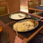 Tā kā pulkstenis jau tuvojas vienpadsmitajai vakara stundai, vairs neriskējam meklēt ilgāk (nedrīkstam taču palikt bez svinīgajām ziemassvētku vakariņām), un ejam pirmajā puslīdz rietumnieciskajā restorānā, kuram uz durvīm un logiem lepni rakstīts "Fine Dining". Saprotam, ka tāds uzraksts paģēr augstas cenas, bet ziemassvētki taču! Turklāt pēc tik ilga pārtraukuma, labprāt neatteiksimies arī no Fine Dining piedzīvojuma. Beigās izrādās, ka Fine Dining indiešu izpratnē ir apmēram skolas ēdnīcas kvalitātes ēdiens. Karīna pasūtīja kartupeļu biezeni un vistu siera un sēņu mērcē ar sparģeļiem. Bildē redzamais gluži neizskatās pēc tā, ko nupat nosaucu, vai ne?