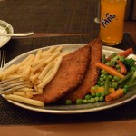 Mans ēdiens - vistas kotletes ar kartupeļiem un sezonas dārzeņiem - jau vairāk izskatās pēc tā, kas rakstīts ēdienkartē, bet sezonas dārzeņi gan, šķiet, nāk no tās pašas saldēto labumu pakas, kurā dzīvoja arī Karīnas "sparģeļi". Arī kotletes tādas, kā Maksimā var nopirkt saldētās par dažiem eirikiem kilogramā. Un, protams, pasūtījām arī svētku noskaņai atbilstošus dzērienus.