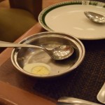 "Olu piedeva" arī pēc visiem Fine Dining standartiem, hehe. Ja viss ēdienu komplekts būtu izmaksājis piecus, nu, labi, kaut vai desmit eiro, kas jau tāpat Indijas ēstuvēm ir ļoti augsta cena, es nemaz nebūtu arī pārāk sūdzējies, bet par šo ēdienreizi samaksājām mazliet vairāk nekā TRĪSDESMIT (30!!!) eiro. Turklāt pēc tam no mums tika izspiesta vēl brīvprātīgā dzeramnauda desmit procentu apmērā. Un tam visam klāt vēl izpalika ziemassvētku vakaram atbilstošā necilvēcīgās pārēšanās sajūta!