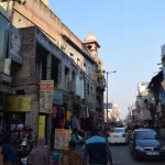 Pirms iet uz staciju, izmetīsim līkumiņu pa rajonu, kurā dzīvojam. Oficiāli to sauc par Paharganj (burtiski tulkojot - paugurainā vieta), bet, cik dzirdēju, lielākā daļa vietējo (un arī tūristu) to dēvē vienkārši par Main Bazaar, tātad - galveno tirgu. Tāds arī tas ir - visu ēku pirmajos stāvos (dažreiz arī otrajos un/vai pagrabstāvos) ir veikali, ēstuves, valūtas maiņas punkti, bankas, telefonu remonti, nu, visas parastās tirgu lietas. Un pa retam starp visu to bardaku purniņu pabāž arī kāda koloniālās arhitektūras pērle - re, re, paskaties uz to smuko paviljonu uz ēkas kreisajā pusē.