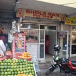 Pig Shop!!! Tur, protams, pārdod cūkgaļu, nevis īstas, dzīvas cūkas. Pēc diviem mēnešiem Irānā un Pakistānā tāda bode šķiet kaut kas neticams! Gribu norādīt, ka neesmu baigais cūkgaļas fans, priecājos par bodi tikai tāpēc, ka iepriekš redzēt kaut ko tādu nebija iespējams.