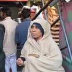 Tikko sākam ēst, no visurienes pēkšņi uz mūsu pusi sāk plūst ubagi un visādi citādi dzīves pabērni. Un tā ir katru reizi. Nevajag pat ēst, pietiek uz pietiekami ilgu brīdi apstāties un nekur neiet, kā viņi nez no kurienes izlien un stājas apkārt, prasīdami kaut ko, visticamāk, naudu. Un, ja tu nereaģē uz lūgumiem, sāk bakstīt un raustīt. Traucē ēst! Neliekas mierā! Sākumā kautrējos tādu bildēt, bet jau dažu dienu laikā sapratu to, ka, ja viņiem nav itin nekādas cieņas pret mani, man arī nav pārāk daudz jāciena viņi.