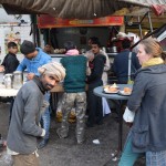 Re, re, reku vēl viens! Labi, šim gan nav vienas acs, un pieņemu, ka valsts par viņa stāvokli pārāk daudz nerūpējas, tad tā kā varētu paprasīt bagātajiem ārzemniekiem pabalstiņu, bet pārsvarā tie lūdzēji tomēr izskatās pēc pavisam normāliem, darbspējīgiem ļaudīm. Tik vien kā netīri. Bet netīri te ir ļooooti daudzi ļaudis.