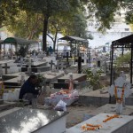 Atradām kristiešu kapus pašā Paharganj viducī! Izrādās, Deli cīnās ne tikai ar pārapdzīvotības, bet arī ar pārmirstības problēmu - visi Deli kristiešu kapi ir pārpildīti un izkabinājuši "no space available" zīmes. Ar hinduistiem līdz šim it kā viss ir kārtībā, bet nabaga kristiešiem mirt pagaidām ir aizliegts. Kristiešu komūnās gan tiek meklēti risinājumi - mācītāji cenšas pārliecināt savas draudzes locekļus izvēlēties kremāciju, bet ne visi piekrīt. Pārējiem ir vēl viens risinājums - pārapbedīšana. Piemēram, šajos kapos ir daudzi dubultie kapi, bet tajos atļauts glabāt tikai vienas ģimenes locekļus un ne ātrāk kā desmit gadus pēc pirmā apbedījuma veikšanu. Nesen parādījusies ideja veikt trīskāršo apbedīšanu. Iedomājies, cik pārapdzīvotās valstīs vēl ir šādu problēmu, ko mēs, dzīvojot savā plašajā zemē, nekad nemaz neiedomātos!