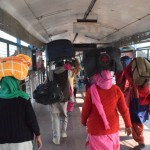 Dzelzceļa stacija un dāmas nes savu bagāžu. Tā, tagad gribu izstāstīt par kārtējo scamu, es nezinu, kā tas latviski pareizi jātulko - krāpšana neizklausās atbilstoši, "scam" tas ir kaut kas tāds, kur kāds parasti ir ieguldījis pamatīgas pūles. Bilžu man no visas tās situācijas, ko piedzīvojām, nav, jo tas viss bija diezgan stresaini, tāpēc tagad jāskatās vienkārši stacijas bildes un jāklausās manā stāstā - tātad gājām uz staciju, gribējām nopirkt biļetes. Pie stacijas lielajiem vārtiem mūs apturēja vīrs (ne formastērpā) un aicināja uzrādīt vilciena biļetes. Atbildējām, ka mums tādu vēl nav, tāpēc jau ejam uz staciju. Vīrs saka, ka biļetes jāpērk pavisam citā ēkā, viņš parādīšot, kur jāiet. Es centos norādīt uz "Tourist information" zīmi kādu gabaliņu viņam aiz muguras, sak', gribu uz turieni. Viņš saka, ka šodien ziemassvētki, viss slēgts, jāiet uz otro ēku, tur arī esot tourist information. Karīna jau sāka kaut ko rāties, kamēr es, būdams aplam naivs, saku, labi, iesim ar. Papildu ticamībai vīrs nemaz nenāk ar mums, tikai norāda, re, re, ejiet tur uz to ēku.