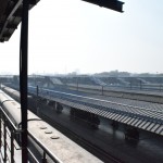 Te jums New Delhi stacija ar milzumdaudzajiem peroniem. Turpinu stāstu no iepriekšējās bildes - aizgājām līdz norādītajai ēkai - jā, paties, tā ir Indian Railways ēka, viss it kā kārtībā. Izskatās, ka iekšā var arī nopirkt biļetes, tikai pirms tam jāpaņem un jāaizpilda lapiņas (ja gribi Indijas stacijā pirkt vilciena biļeti, vienmēr pirms tam jāaizpilda forma - kā tevi sauc, no kurienes esi, kur gribi braukt, kādā klasē, etc). Nu, labi, paņemam lapiņas, bet īsti nezinām, ko tur rakstīt, nezinām ne vilcienu atiešanas laikus, nekā. Te pēkšņi uzrodas vīrs sikhu cepurē un sakās palīdzēt. Sikhi taču godīgi kungi, tāpēc es uzreiz uzticos. Sikhs saka, ka šī ēka ir tikai indiešiem, ārzemnieki biļetes te nopirkt nevar. Karīna ar savu kritisko prātu atkal paspēja noreaģēt un pa kluso tomēr iešmauca ēkā. Kad sikha kungs to pamanīja, uzreiz aicināja mani atrunāt viņu no muļķībām, tur iekšā ar nevienu nevajagot runāt, tur neviens nesaprot angliski, viņš mums visu palīdzēs. Tajā brīdī arī es sāku saprast, ka kaut kas nav tīrs. Sikhs sāk kļūt ļoti agresīvs, un pat fiziski sāk stumt mūs abus, jā, arī Karīnu, prom no ēkas. Viņš saka, ka jāiet vēl tālāk, viņš var mums sarunāt bezmaksas tuktuku un ko tik vēl ne, lai tikai ejam uz to tālāko vietu. Tur viss būšot labi, šeit viss slikti, jo ziemassvētki, jo mēs esam ārzemnieki, nu, īsāk sakot, argumentācija sāk kļūt saraustītāka un nestabilāka. Karīna tikmēr pa kluso aizšmauca pie lodziņa un sāka runāties ar dzelzceļa darbinieci (jā, viņa tiešām nerunāja angliski, bet zīmju valoda vienmēr noder). Tikmēr sikhs man saka, ka esam muļķi, ka viņš parādīs īsto ēku, lai es paskatos savā Lonely Planet grāmatā (starp citu, nebiju vēl viņam parādījis, ka man tāda ir), tur taču rakstīts, jāiet otrajā stāvā, viņš mūs aizvedīs uz otro stāvu. Un, jā, es zinu, ka es atkārtojos, bet gribu radīt apmēram to vidi, kādā mēs bijām - visu laiku tiek atkārtoti vieni un tie paši teikumi, tikai arvien agresīvāk un agresīvāk.