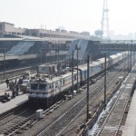 Reku vilcieni, turpinu stāstu - Karīna pie lodziņa noskaidroja, ka mums jāiet uz stacijas ēku, un tur biļetes varēsim nopirkt. Sikhs jau paliek mazāk optimistisks, mēs viņām vēl veltām nejaukus vārdus un dodamies prom. Bet - iztērējām kādu stundu laika un kaudzīti nervu. Bet tas viss būtu sīkums, laika mums ir daudz. Visbriesmīgākais man liekas tas shēmas smalkums - pirmkārt, tur iesaistīti vairāki vīri, kuri sūta viens pie otra, un turklāt nosūta tādā veidā, ka tu nemaz nepamani, ka esi nosūtīts. Otrkārt, viņi ir izpētījuši pat Lonely Planet grāmatas, zina visu. Treškārt, viņi ir agresīvi ne tikai verbāli, bet arī fiziski. Un tas viss, lai ievilinātu mūs, visticamāk, savā VIP autobusu piedāvājumā. Esmu arī dzirdējis ļoti daudz par tām VIP tūrēm, bet, tā kā neesmu pats piedzīvojis, negribu stāstīt, nav ko visādas baumas izplatīt.