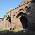 Tā, biļetes nopirktas (ne bez problēmām, bet tomēr), varam atkal atgriezties Deli vēsturiskās kultūras baudīšanā. Šis namiņš ir Kašmīras vārti. Kā droši vien jau uzminēji, pa šiem vārtiem ļaudis pameta Deli, ja viņu galamērķis bija Kašmira. Nekas baigi skaists, un nekas baigi būtisks, bet pēc visām tām naida runām gribēju arī kaut ko vienkāršu un pozitīvu parādīt, hehe.