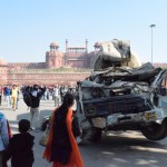 Tagad gan forts! Bet priekšā sasists smagais automobilis, betona maisītājs. Es tiešām nesaprotu, kāpēc tur tāds stāv. Indijā vispār regulāri novēroju sasistas mašīnas vienkārši tā stāvam ielas malā. Jā, ok, es varu saprast, ka kāds sasit savu mašīnu un vienkārši neredz finansiālu ieguvumu no mašīnas savākšanas u.t.t. Bet kā sasists betona maisītājs varēja nonākt sarkanā forta pašā priekšā???