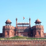 Labi, tā jau nevar, pa īstam tā arī nekad neparādīt pašu fortu. Nu, tad, lūk! Deli Sarkanā forta galvenie vārti! 200 gadu te dzīvoja visi Mogulu imperatori līdz pat mirklim, kad briti impēriju pakļāva. Turklāt imperatori te ne tikai dzīvoja, bet arī strādāja, te uzturējās impērijas valdība, un vispār arī visādi citādi tas bija visas Mogulu Impērijas politiskais centrs. Tajā laikā šī vieta nesaucās vis Deli, bet gan Šahdžahanabāda. Uzmini, kam par godu pilsēta tika nosaukta, haha! Aha, šo fortu, tāpat kā Tadžmahālu, daļu Lahoras forta un vēl visu ko uzcēla Imperators Šahs Džahans.