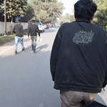 Ai, apnika iet. Beidzot izkļuvām no vecpilsētas, un palika vairs tikai 3 kilometri, kas visi jāveic pa vienu taisnu ielu. Izdomājām, ka beigsim skopoties, un samaksājām 50 rūpijas par velorikšu. Tā kā man likās, ka grūti būs velorikšas vīram izskaidrot, kur un kāpēc mums vajag (pieņemu, ka hostelis pilsētas nomalē nav tāds ikdienas galamērķis), vienkārši teicu, ka man vajag trīs kilometrus un rādīju vajadzīgajā virzienā. Jutos gandrīz kā bojevikos, kur bandīts (vai policists - man personīgi labāk patīk, ja bandīts) ielec taksī un saka: "Follow that car!"