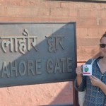 Lahoras vārti! Priecīgi, jo joprojām sirdīs esam Lahorā un Pakistānā. Karīna pie pakistāņu vārtiem pozē ar savu Pakistānas krūzīti (ja nevar saskatīt, pateikšu priekšā, tur rakstīts "I Love Pakistan", nopirkām tādu uz robežas, pametot Pakistānu), kuru viņa turpināja publiski vicināt regulāri un visur. Katru reizi, kad kaut kur lūdzām pēc karsta ūdens, vienmēr bija jādod šī krūzīte, un man vienmēr bija bail, ka tik kādu neaizskaram. Nu, jo viņi taču lielākie ienaidnieki, Pakistan murdabad un tā. Bet galu galā nevienu reizi neviens pat neko nepieminēja par krūzītes apdruku. Vispār Lahoras vārti ir galvenā ieeja Sarkanajā Fortā, izskatās smuki, bet nav nekas TIK īpašs, tāpēc labāk parādu lielo zīmi un Karīnas krūzīti, hehe. Ā, starp citu, katru gadu neatkarības dienā šeit tiek pacelts karogs un premjerministrs saka savu svinīgo runu.