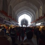 Kad Šahs Džahans pārcēla savu galvaspilsētu no Agras uz Deli, viņš nodibināja Džahanabādu, septīto Deli pilsētu (Deli tolaik bija tāda kā pilsētu konfederācija), un uzbūvēja to pie pašas upes, droši vien, lai ērtāk padzerties. Nieka deviņu gadu laikā bija gatavs šis milzu cietoksnis, kas lielākoties ir saglabājies arī līdz mūsdienām, protams, ar nelielām korekcijām. Piemēram, pirmais tunelītis (attēlā), caur kuru jāiet, lai nokļūtu forta iekšpusē, agrāk bija glauns bazārs - ārvalstu viesi un visi citi svarīgie kungi, kuriem bija ļauts ienākt fortā, šeit varēja iepirkt drausmīgi dārgus audumus, dārgakmeņus, zelta lietas u.t.t. Turklāt, lai iepirktos, nemaz nebija pat jānokāpj no ziloņa - re, cik augsti griesti! Arī šobrīd tur darbojas bazārs, bet ar nelielām korekcijām - šobrīd te var nopirkt lētus, bet šausmīgi pārcenotus, Ķīnā ražotus, es atvainojos, sūdus.