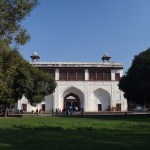 Uzreiz aiz tirdziņa ir Ziloņu vārti - šeit visiem, izņemot visādus karaliskos, bija jāizrāda cieņa un jānorāpjas no saviem transportlīdzekļiem, lai tālāk dotos kājām. Dažreiz tos sauc arī par bungu vārtiem, jo oficiālo ceremoniju laikā, augšpusē bungotāji sita visādus maršus. Vispār ar šo ēku man bija vislielākās neskaidrības, jo visos materiālos rakstīts, ka tā esot skaista sarkana smilšakmens būve, bet man rādās balta. Varbūt nav īstā? Bet citas nav!