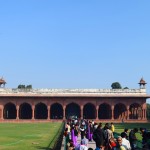 Ejot taisni cauri ziloņu vārtiem, nākamā ēka rindā ir Diwan-i-am, audienču zāle. Ēkas dziļumā aiz visām kolonām ir marmora balkoniņš, no kura tad imperators arī uzrunāja visus sanākušos. Paša imperatora mītne ir tieši aiz šī nama, tā kā viņam bija ērti no aizmugures ierasties un - pa taisno balkoniņā.