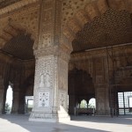 Rekur Diwan-i-Khas, Imperatora privātā rezidence un personīgo (ne oficiālo) viesu uzņemšanas telpa. Tieši zem galvenās arkas agrāk stāvēja visslavenākais tronis pasaulē - Pāva tronis (Peacock Throne). Par Mogulu galveno krēslu tas kalpojis ap simtu gadu, kamēr 18. gadsimtā iebrukušais Persijas Šahs Nadirs to paņēma sev par kara trofeju. Drīz vien pats Nadirs nomira, un tronis kaut kur pazuda, droši vien ieripoja kādā grīdas dēļu šķirbā. No tā laika neviens viņu īsti nekur nav redzējis. Tronī bija iestrādāts milzu caurspīdīgais dimants "Koh-i-Noor" (gandrīz 160 gramu smags!!!), arī to, protams Nadirs paņēma sev līdzi. Koh-i-Noor gan nav pazudis, to persiešiem pēc kāda laika atņēma briti, lai uzdāvinātu savai karalienei Viktorijai, un tā tas joprojām stāv Londonas Tauerā, Karalienes Mātes kroņa pašā priekšiņā. Stulbie koloniālisti, visu nozog un pēc tam nedod atpakaļ! Grūti gan atdod, jo nevar saprast, kam lai īsti dod - persiešiem (kas tagad ir superislāmiski irāņi) vai indiešiem (kuriem būtībā nav nekādas saistības ar Mogulu impērijas islāmiskajiem vadoņiem). Un vēl Diwan-i-Khas griesti agrāk bija veidoti sudrabā. Sudraba griesti, iedomājies?! Taupības nolūkos, šobrīd tie ir koka.