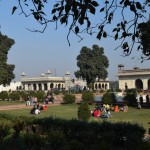 Man sarkanais forts ļoti labi patika. Esmu no daudziem ļaudīm dzirdējis, ka to tā līdz galam nav īsti nemaz vērts skatīties, Deli esot vēl daudz foršu vietu u.t.t., bet, tā kā esmu fortifikācijas sistēmu fans, noteikti gribēju apmeklēt. Beigās izrādījās, ka tas drīzāk ir tāds kā parks, nevis kārtīgs cietoksnis. Parks ar visādām skaistām Mogulu ēkām. Un, līdzīgi kā Lahorā, izskatās, ka vietējie vienkārši izmanto iespēju samaksāt mazo ieejas naudiņu (ārzemniekiem, protams, daudzkārt dārgāk) un pasēdēt zālītē. Sēžama zālīte ārpus forta mūriem vispār nav baigi biežā parādība.