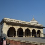 Pie šīs ēkas netālu no mums grozījās ģimenīte no Krievijas, kura, domādama, ka neviens cits bez viņiem krievu valodu nesaprot, sāka pārrunāt manu galvas rotu - diez šis jaunskungs vispār to galvu mazgā, droši vien baigā netīrība un līdzīgus saukļus. Karinčiks metās aizstāvībā un visu skaisti paskaidroja. Krieviņi sākumā bišķi sabijās, ka mēs viņu slepenos kodus tā atkodām, bet, tā kā esam ārkārtīgi patīkams un pieklājīgs pāris, viss beidzās uz pozitīvas nots.