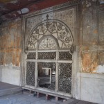 Šis ir Khas Mahala (Imperatora privātā pils) iekšienē. Lai arī saplīsusi un ar caurumiem, skaistākā lieta no visām, ko tur redzēju. Iedomājies viss tas logs (sietiņš?) izkalts no viena liela marmora gabala! Paņem lielu, lielu akmeni, nokal to plakanu kā plāksni, un tad kal mazus skaistus caurumiņus, lai imperators var palūrēt ārā uz savu pagalmu. Iedomājies, cik izmaksā viena kalšanas kļūda? Ārprāts! Starp citu, pagalmā tieši aiz šī loga bieži tika rīkotas izklaides programmas imperatoram - ziloņu un tīģeru/lauvu cīņas. Man nav ne jausmas, kam tādā cīņa būtu normāli uzvarēt. Kas diez ir stiprāks?