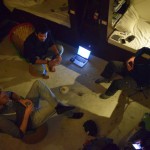 Atradām hosteli, viss tāds tīrs, gandrīz jāsaka moderns. Nu, teiksim tā - es nebūtu pārsteigts, ja šādi iekārtots hostelis būtu kādas Eiropas lielpilsētas pašā centrā. Nevis Indijā. Arī personāls (puisis, kas sēž pa vidu) ļoti labi runā angliski un palīdz ar visiem sasāpējušajiem jautājumiem (nopirkt Indijas sim karti, nopirkt biļeti uz Deli, kur dabūt šo, kur šito). Bez mums istabā nakšņo vēl Kristians no Vācijas (kurš, protams, atbraucis līdz šejienei pats ar savu moci, izmetis līkumiņu, un tagad caur Pakistānu brauks mājās) un Maksīms no Beļģijas, kurš agrāk strādājis NASĀ. Nopirkām pudelīti vietējā ruma, priecīgi pēc ilga pārtrakuma iedzērām un pēc tam bēdīgi kādas 2-3 dienas pārdzīvojām milzu paģiras. Šādā milzu vecumā nekvalitatīvus vietējos alkoholus dzert nav prātīgi, hehe.