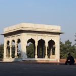 Kārtējais paviljons un aizdomājies Sarkanā forta sargs. Gan jau galvā raksta dzeju.