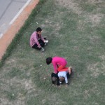 Pa lodziņu vāru malā ieraudzīju šādu aktivitāti. Nepietiek ar piramīdu, izskatās, ka paps (brālis?) vēl piedevām uzņem laiku.