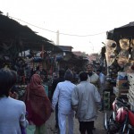 Tā, sjo, pietiek forts. Bijām vēl dažās tādās un šitādās ēkās, bet es jau saprotu, ka visiem sen jau apnika. Tas tikai es tāds vēsturisku ēku nūģis. Ejam tālāk uz Deli lielo (Jama) mošeju (Masjid). Protams, esam gan skopuļi (neņemam tuktukus, visur, ja vien iespējams, ejam kājām), gan sliņķi (ejam pa visvistuvāko iespējamo ceļu), tāpēc nākas iet caur kaut kādu vietējo latgalīti. Šeit točno nav neviena tūrista, bet nav arī tā "ōō, neviena tūrista, šis viss pienākas man vienam" sajūtas, jo visapkārt vieni vienīgi ventilatori, motoru siksnas un tādi draņķi.