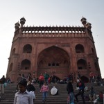 Urā, Jama Masjid! Izskatās diezgan iespaidīga, bet man aizdomas, ka tas tāpēc, ka kalna galiņā un uz lielām trepēm. Jo vispār jau it kā šī te mošeja ir mazāka par Lahoras Badšahi mošeju, bet uz pirmo acu uzmetienu izskatās grandiozāka.