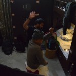 Vēlāk ierodas arī sešdesmitgadīgs kungs no Deli. Ātri vien visa pasēdēšana pārvēršas Bolivudas filmas cienīgā deju placī. Vecais vīrs palūdz atrast kādu Maikla Džeksona gabalu (Džeksons viņam mīļākais izpildītājs pasaulē!), un abi ar hosteļa recepcionistu metās deju virpulī! Man likās, ka tā notiek tikai indiešu filmās, bet, nē - izrādās, ka tās filmas ir balstītas uz patiesiem pamatiem!