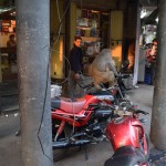 Ejam pavazāties pa Old Delhi, šeit beidzot ir tāds bardaks, kādu biju iedomājies no Indijas sagaidīt - viss pilns ar ļaudīm, mocīšiem, jā, arī mērkaķiem un mērkaķiem uz mocīšiem, drausmīgs troksnis un drausmīga netīrība. Kādu stundiņu pavazājāmies, bet tas ir TIK nogurdinoši. Labāk ātri pa mājām un miers.