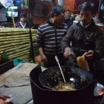 Šis ir mūsu mīļākais Deli nūdeļu vīrs. Un vispār viens no mīļākajiem vīriem, kādu Indijā nācās sastapt. Kopā Deli pavadījām apmēram nedēļu, un vīra nūdeles ēdām vismaz kādas 5-6 reizes, varbūt pat vairāk, jo dažkārt pie viņa pusdienojām pat divas reizes dienā. Vietējiem vīrs nūdeles krāmē maisiņos, bet mums pienācās lepni šķīvji.