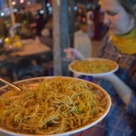 Re, re, mūsu lepnie šķīvji! Un par šādu nūdeļu porciju jāmaksā apmēram 43 centi. Un ir tiešām gan garšīgi, gar barojoši. Ja sanāk būt Pahar Ganj rajonā, meklējiet nūdeļu vīru uz Ramdwara Road, noteikti nenožēlosiet!