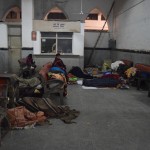 Nabagu uzgaidāmā telpa. Principā arī mums šeit būtu jāgaida vilciens, jo, ja vien iespējams, cenšamies izvēlēties pašas lētākās pieejamās biļetes, tas ir, tādas pašas, kā paši nabadzīgākie vietējie ceļotāji. Tomēr, būdami ārzemnieki, varam mierīgi iet uzgaidīt arī bagāto un skaisto ļaužu telpās, neviens biļetes nepārbauda, jo nevar taču tā būt, ka ārzemnieki būs nopirkuši lētās biļetes. Ievēroji, ka kambarītis ar logu zāles aizmugurē ir "Barbershop"?